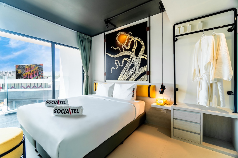 Deluxe Room, 1 King Bed - Photo 5
