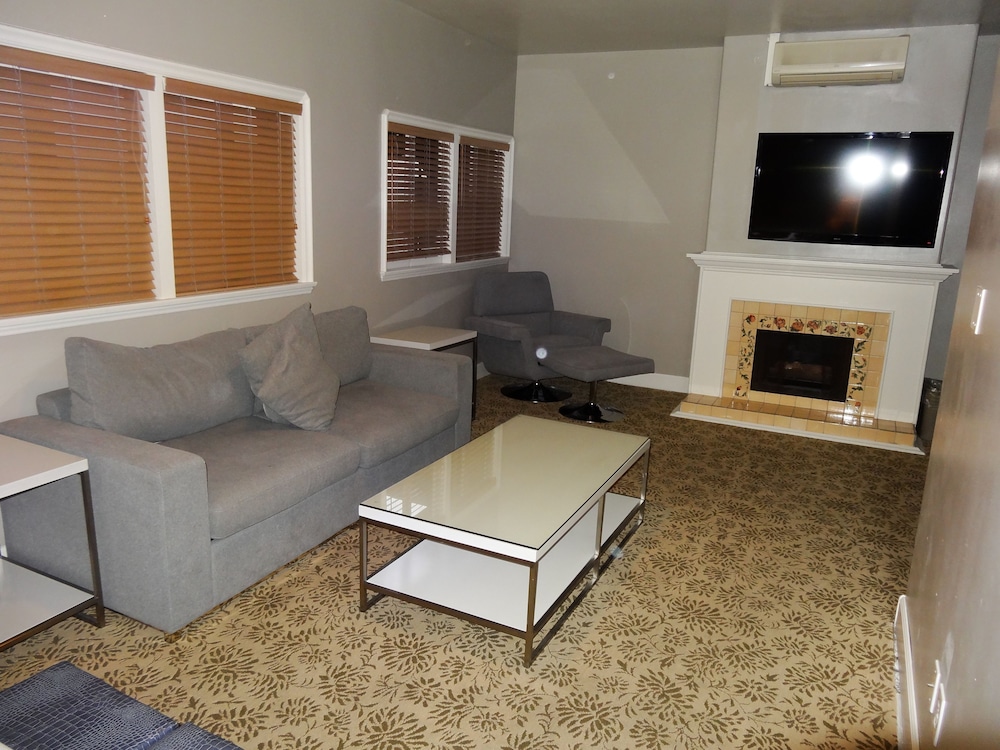 Suite, 1 King Bed with Sofa bed, Courtyard Area photo 1