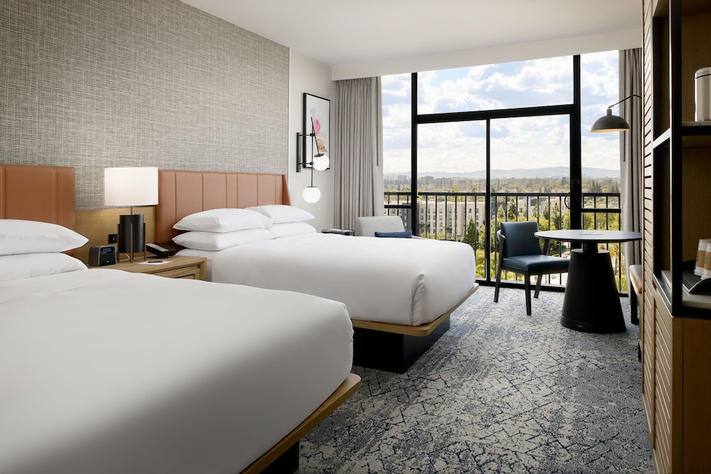 Premium Room, 2 Queen Beds - Photo 3