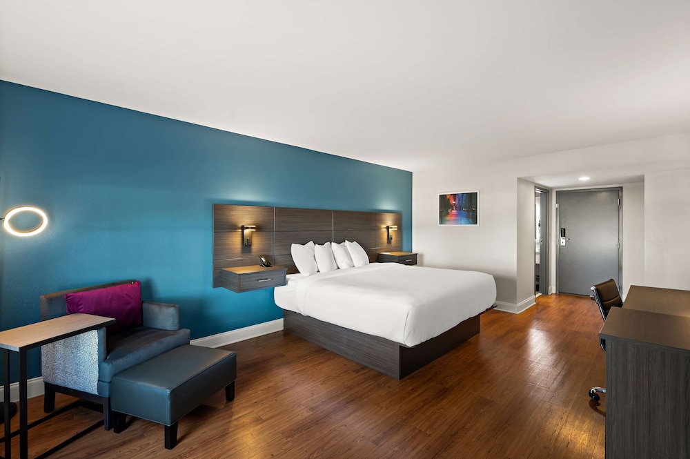 Standard Room, 1 King Bed, Non Smoking - Photo 1
