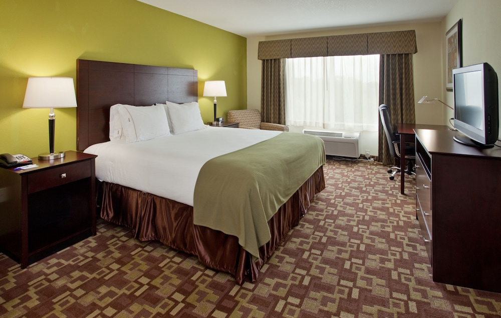 Standard Room, 1 King Bed, Jetted Tub photo 2