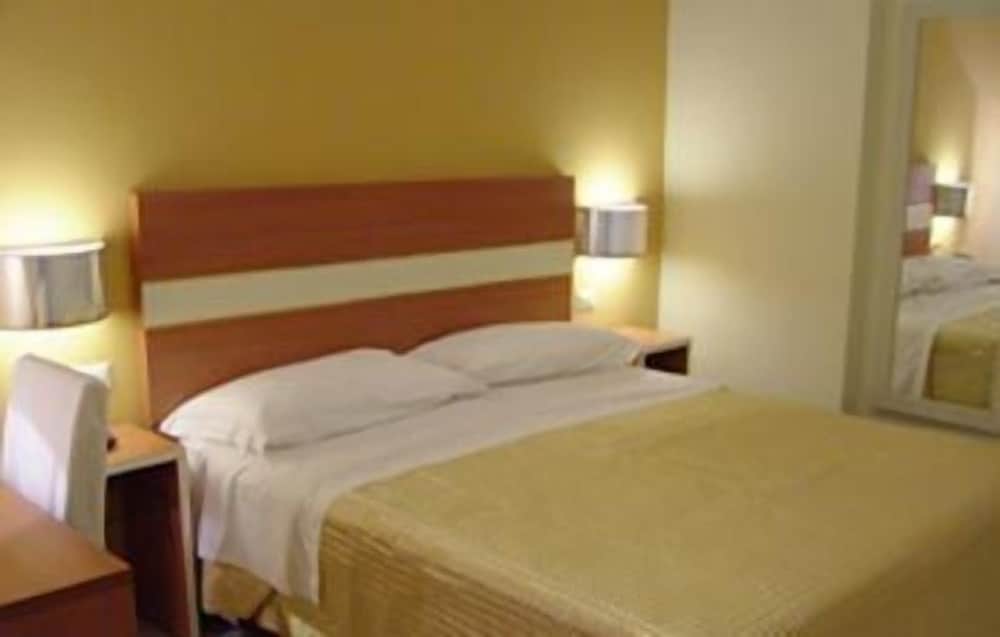 Double or Twin Room - Photo 6
