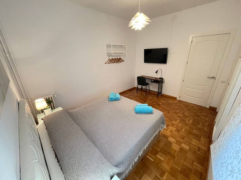 Basic Double Room, Shared Bathroom photo 2