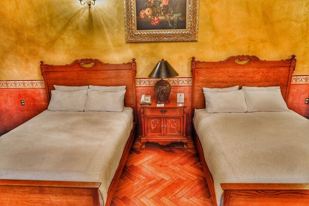 Royal Studio Suite, 2 Queen Beds - Photo 5