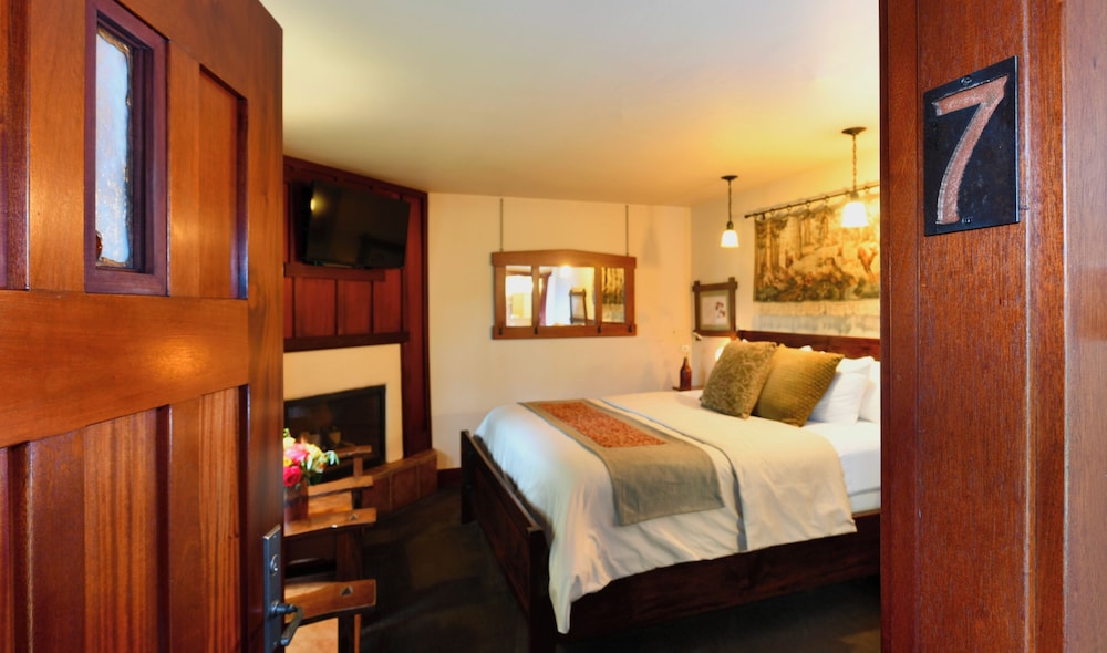 07 Deluxe king spa with fireplace photo 2