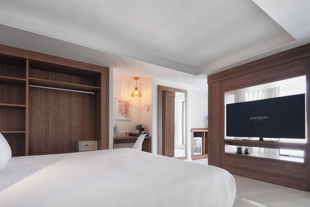 Junior Suite, Terrace (External Jacuzzi | 1 Pax) photo 2