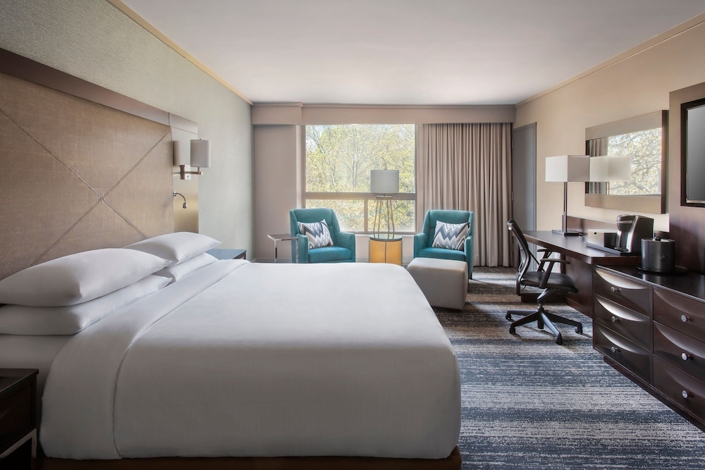 Club Room, 1 King Bed (Mobility Accessible, Roll-in Shower) - Photo 5