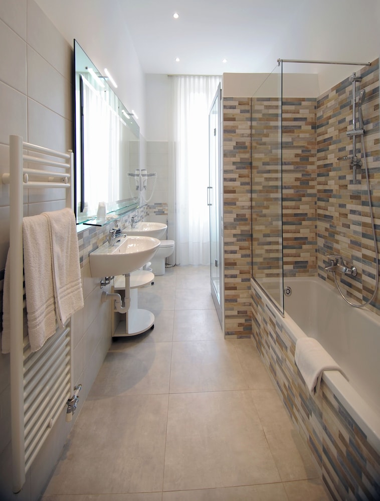 Suite, Room 1 - Photo 3
