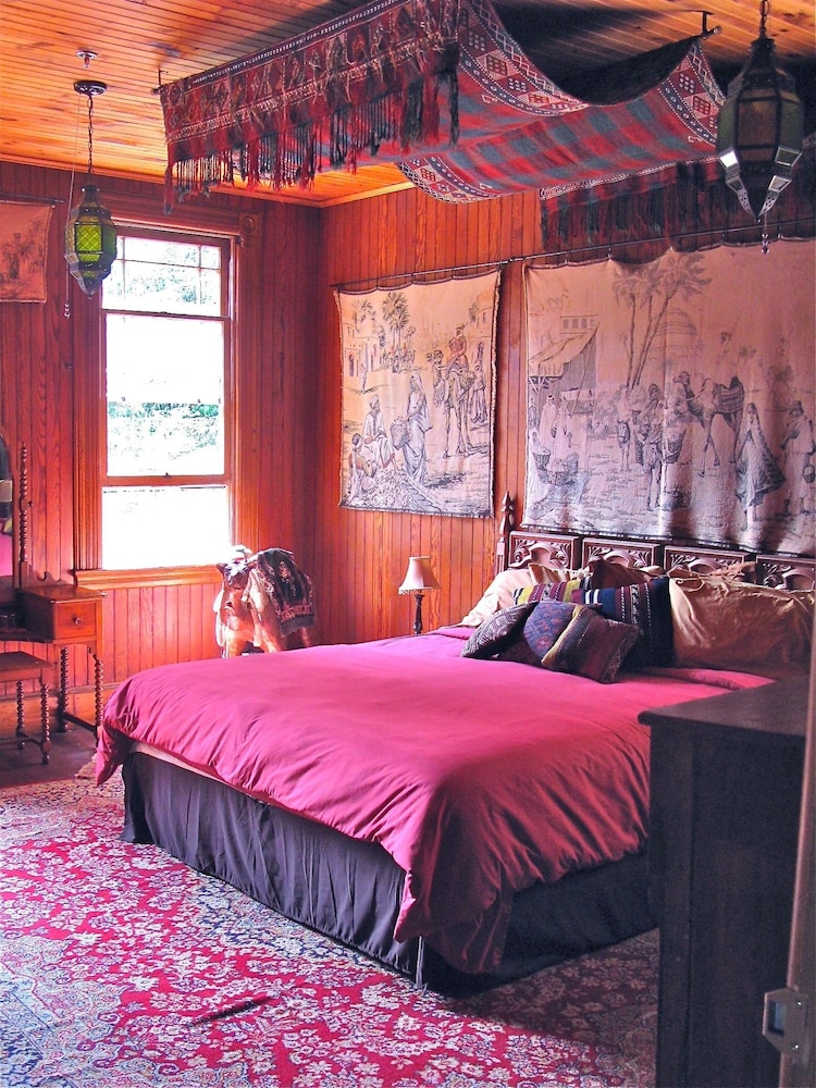 Classic Double Room, 1 Queen Bed, Mountain View (with Private Bath) photo 2
