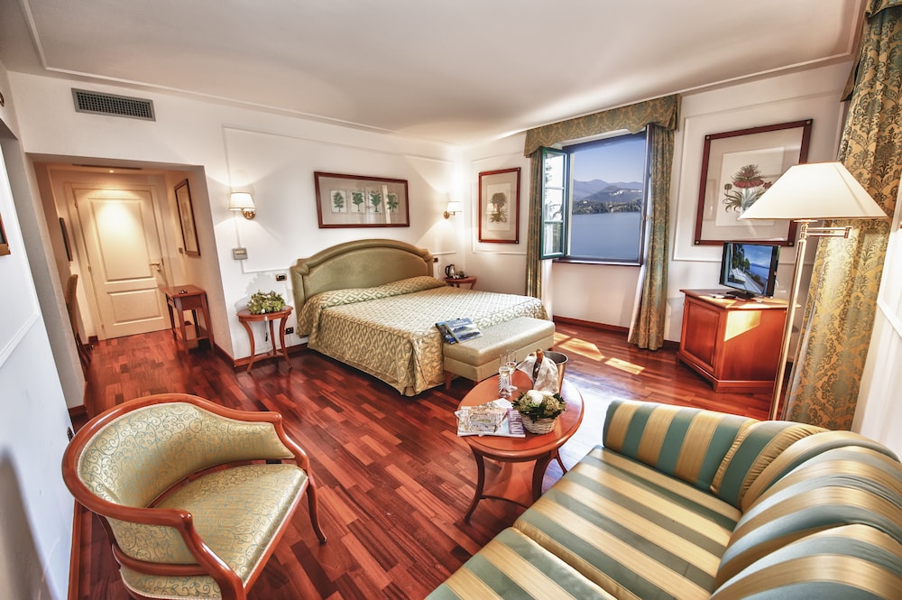 Junior Suite, 1 King Bed, Lake View