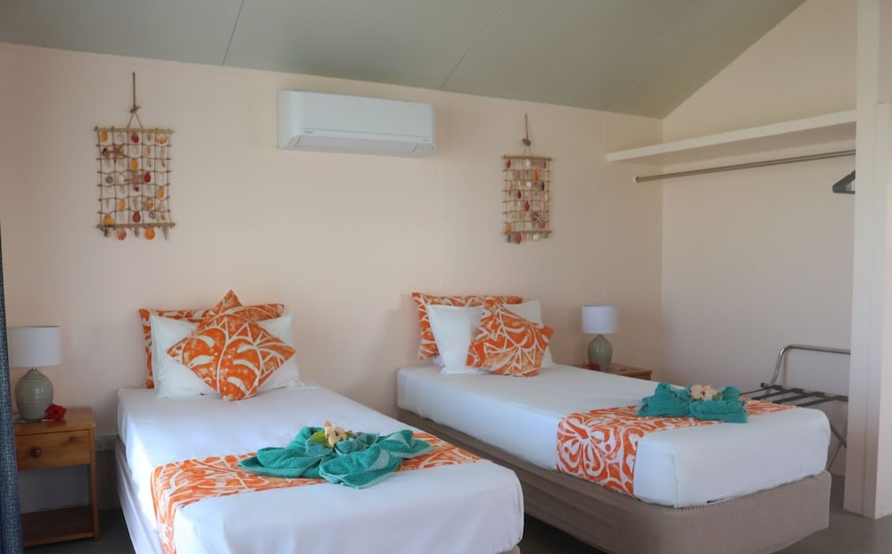 Deluxe Beachfront Bungalow photo 3