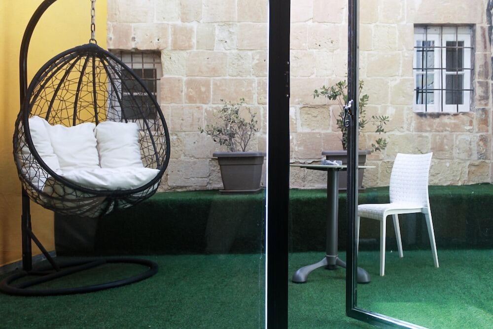 Studio (Patio)