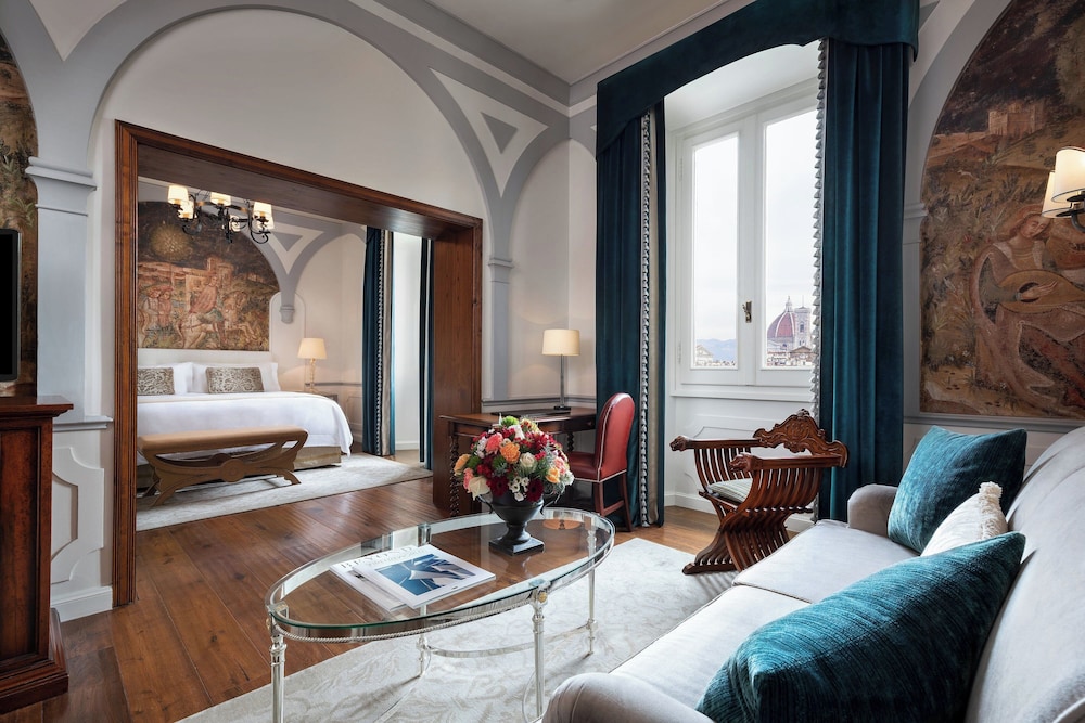 Junior Suite with One King Bed (Non Smoking) - Photo 1