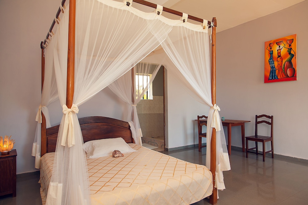 Double Room, 1 King Bed, Pool View