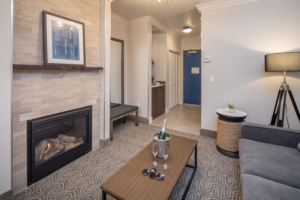 Suite, 1 King Bed, Non Smoking, Fireplace (with Sofabed) photo 2