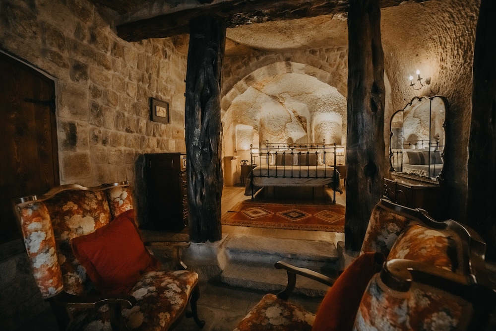 Honeymoon Cave Suite photo 2