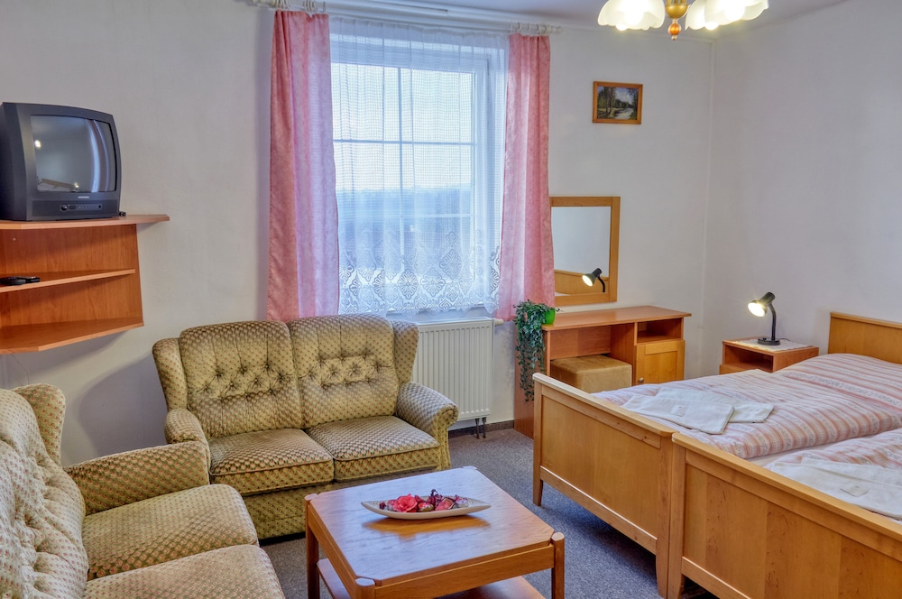 Classic Quadruple Room, 2 Queen Beds, Non Smoking photo 2
