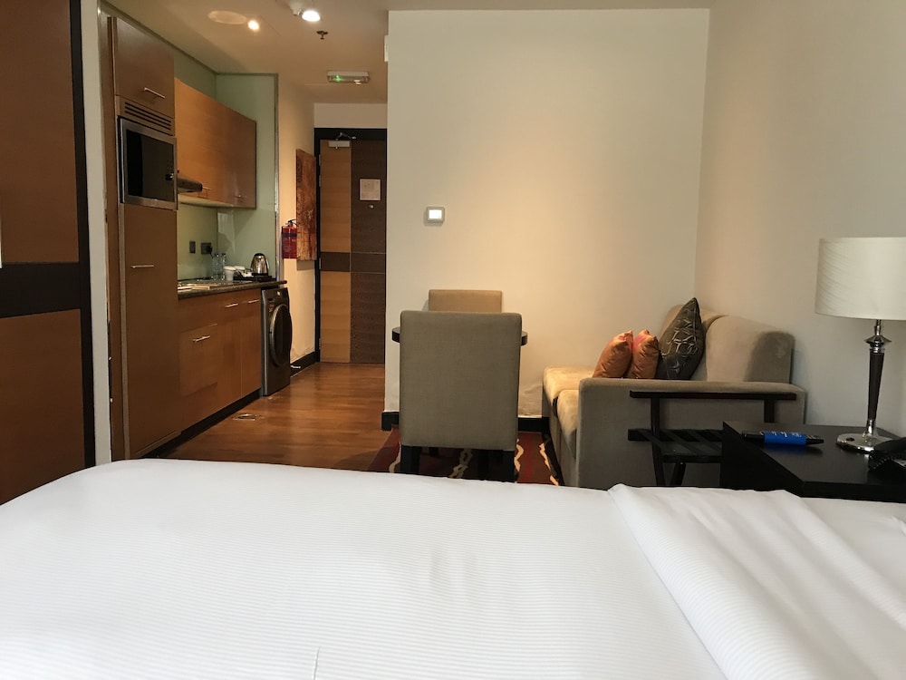 Studio, 1 King Bed, Kitchen photo 3