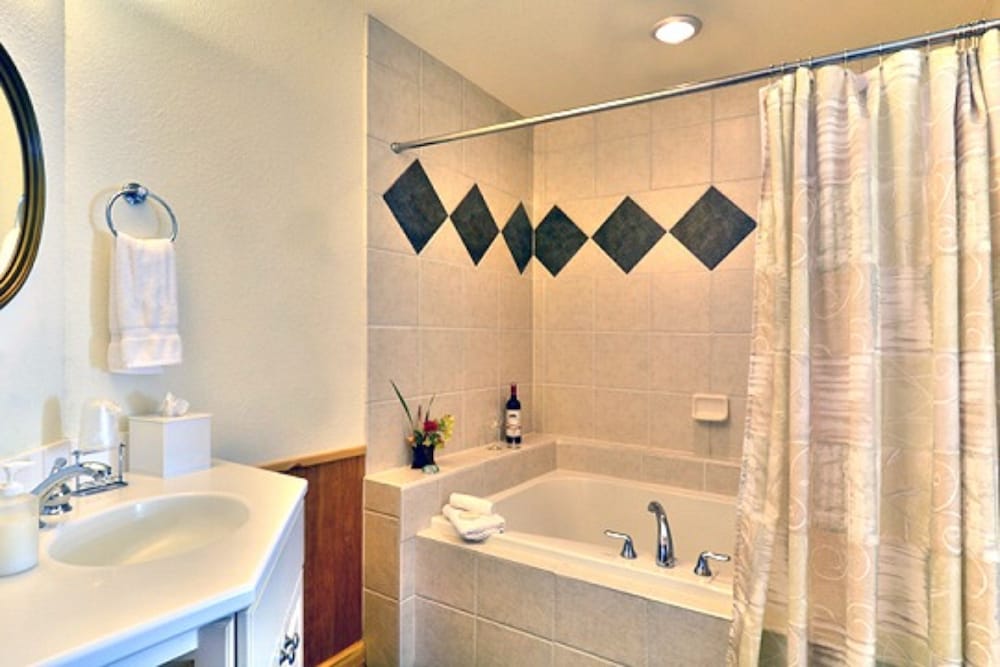 Fern Room, Private Bathroom photo 3