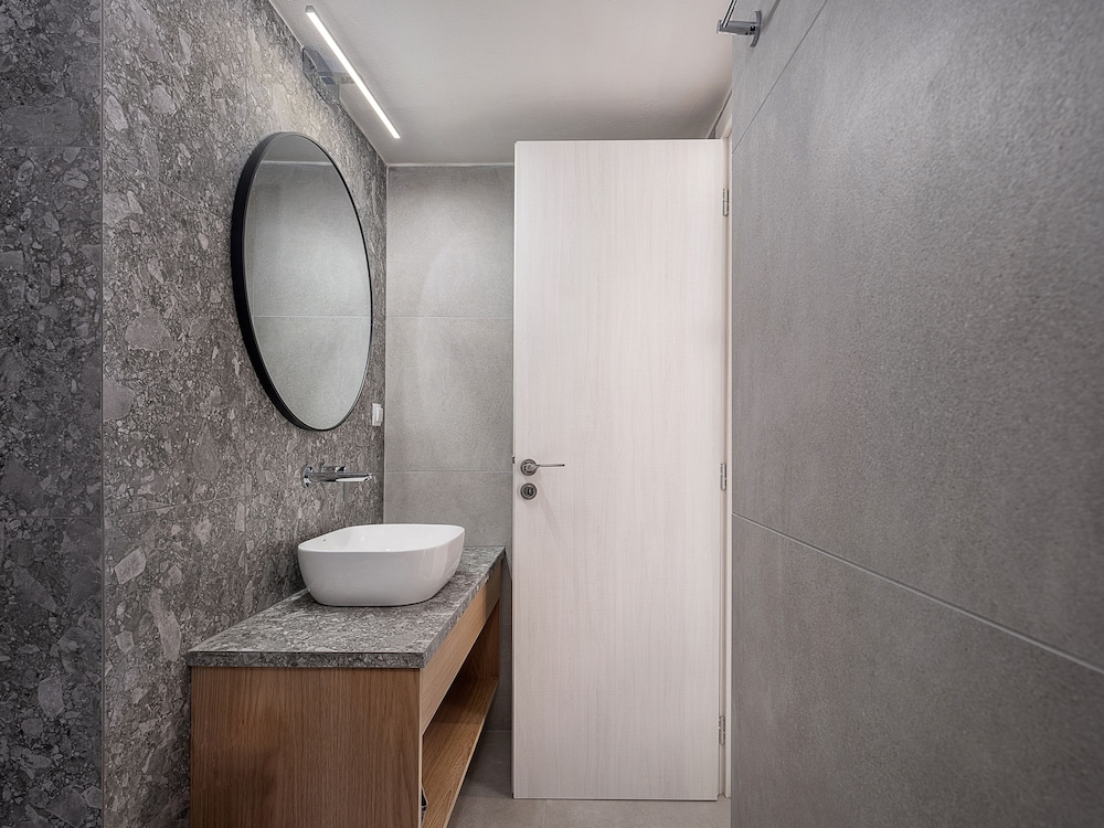 Family Suite with Balcony - Photo 6