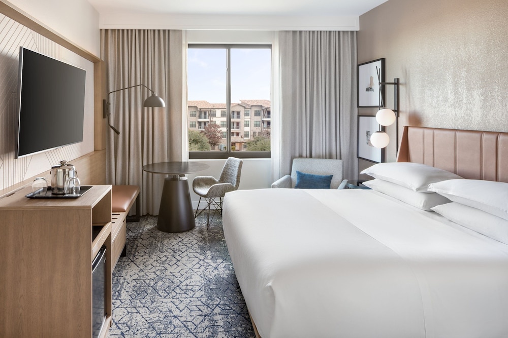 Club Room, 1 King Bed (Mobility Accessible, Roll-In Shower) - Photo 1