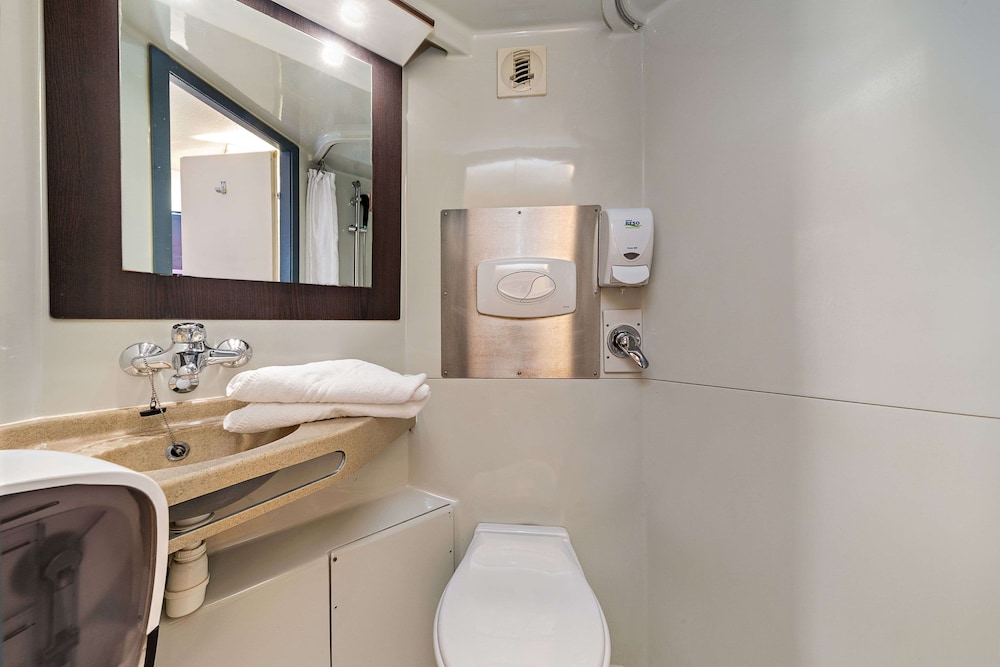 Standard Room, 3 Twin Beds - Photo 7