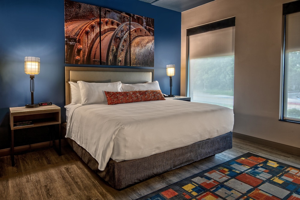 Standard Room, 1 King Bed, Mobility Accessible (Communications) photo 2