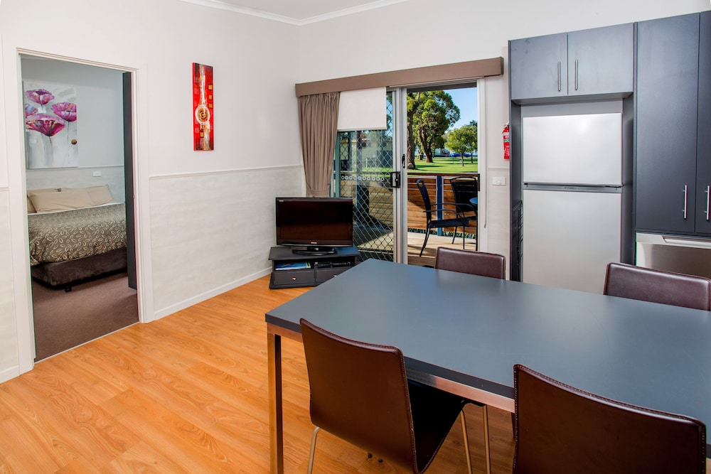 2 Bedroom Cabin - Kingfisher photo 3