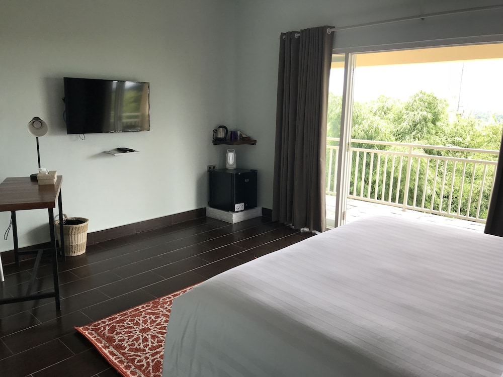 Deluxe Room, 1 King Bed, Balcony, Mountain View photo 3