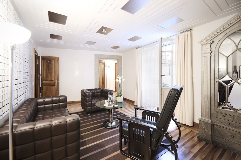 Courtyard Suite with Spa Shower