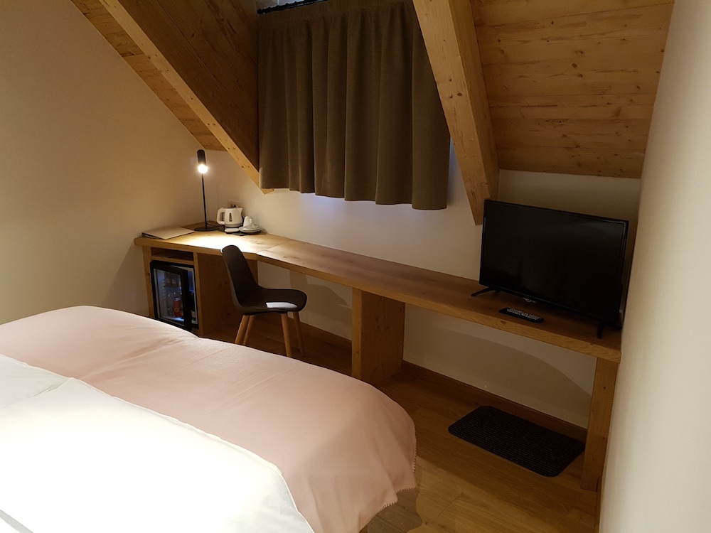Deluxe Room, Multiple Beds photo 3