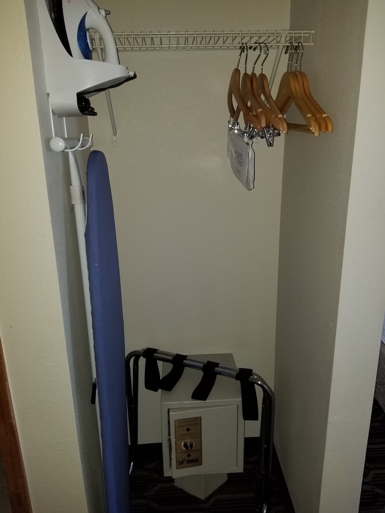 Room, 2 Queen Beds - Photo 7