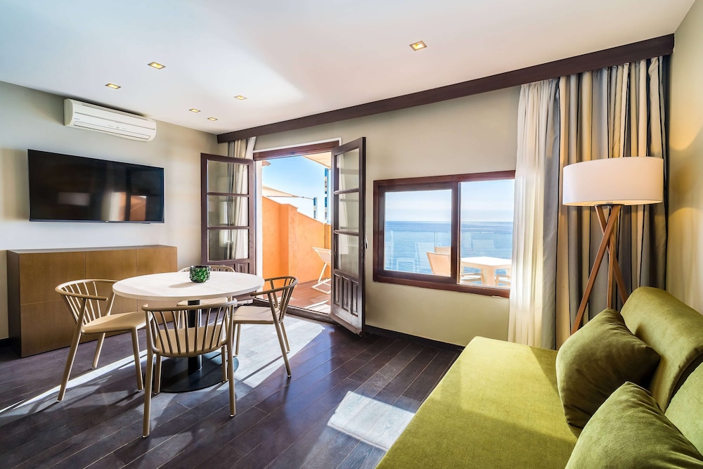Deluxe Suite, Sea View (Junior) - Photo 15