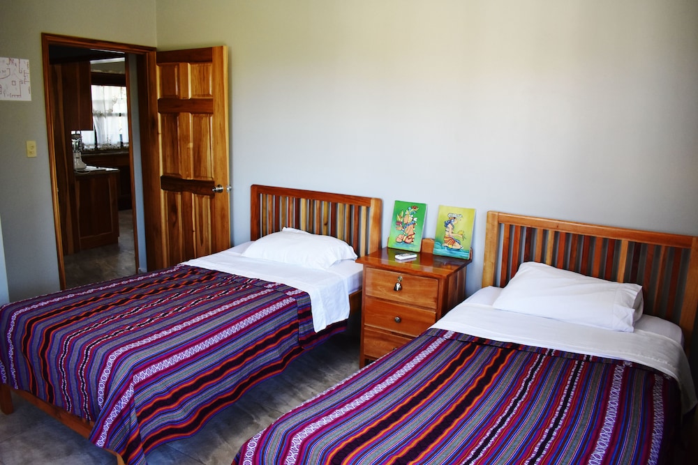 House, 3 Bedrooms, Hill View, Mountainside photo 3