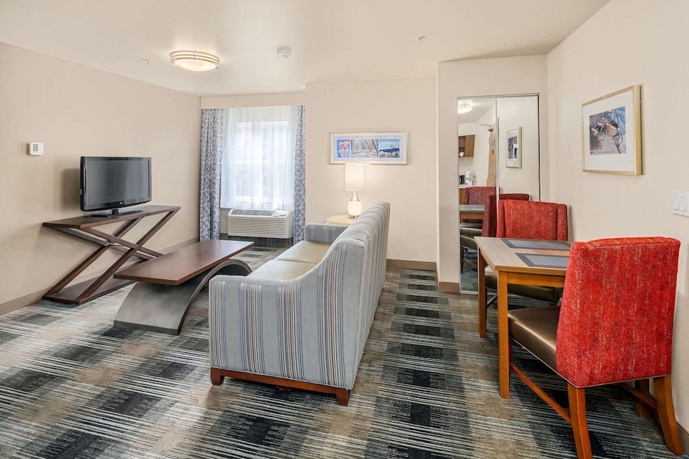 Suite, 1 King Bed, Non Smoking, Kitchen (Full Kitchen) photo 3