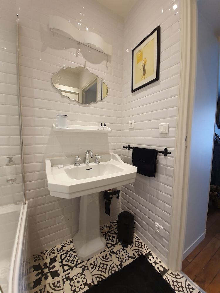 Basic Room, Bathtub photo 3
