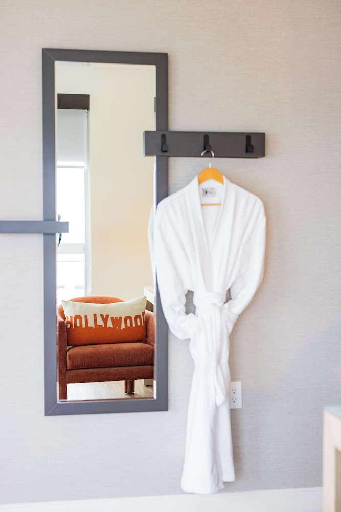 Room, 1 King Bed, Accessible, Non Smoking (Upgrade) - Photo 10