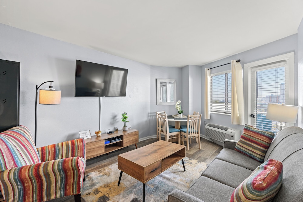 Classic Condo, 1 Bedroom, Balcony, Ocean View (919)