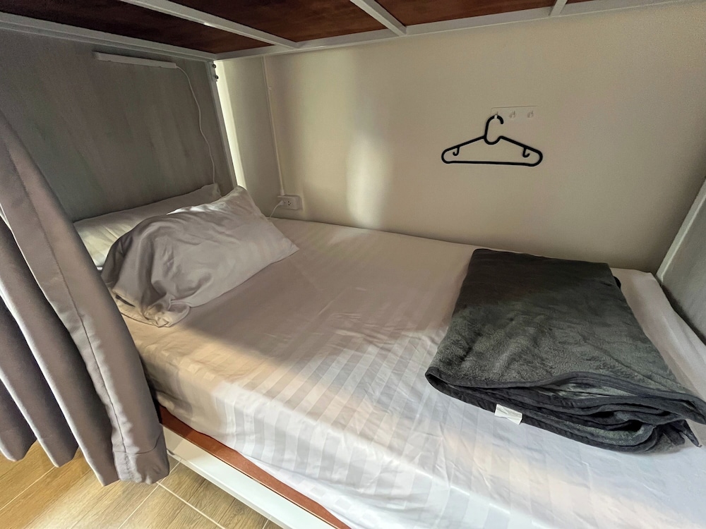 6-Bed Female Dormitory Room photo 3