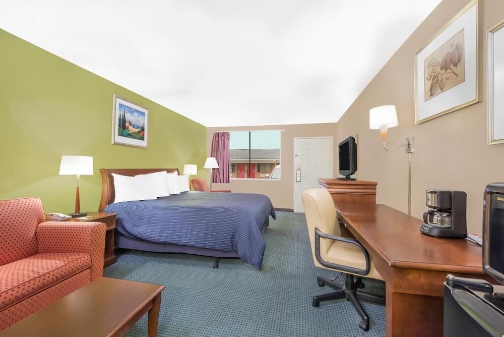 Room, 1 King Bed, Non Smoking, Refrigerator & Microwave - Photo 1