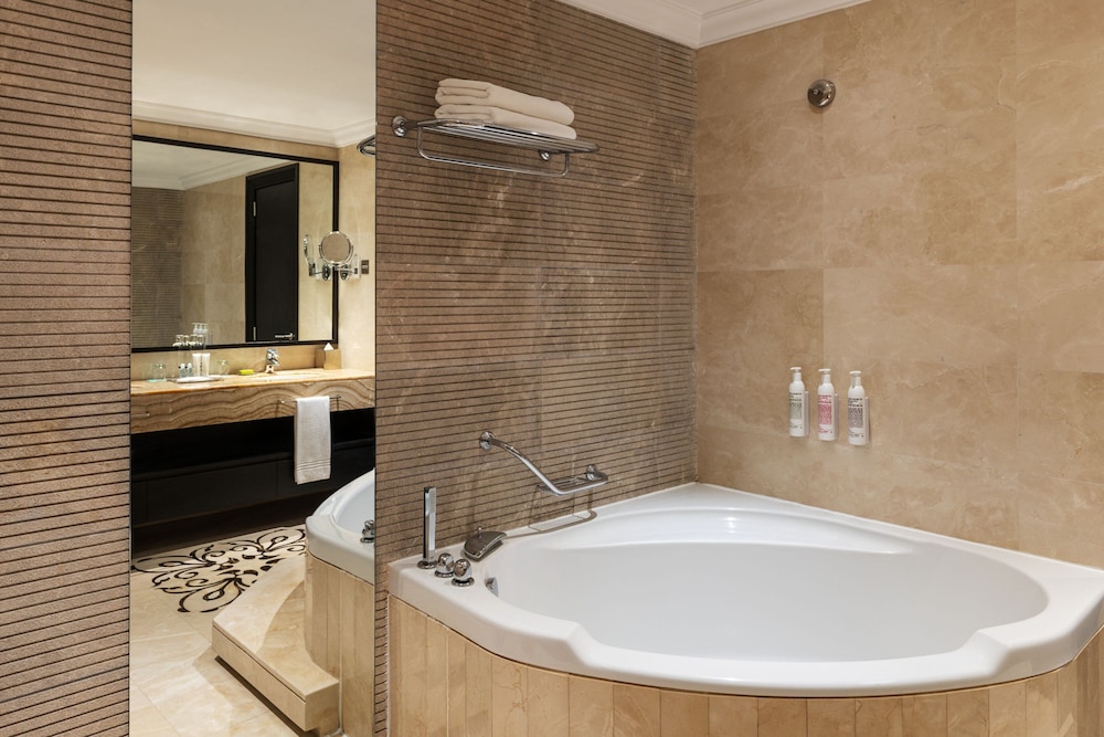 Deluxe Suite, 1 King Bed, Sea View (Balcony)