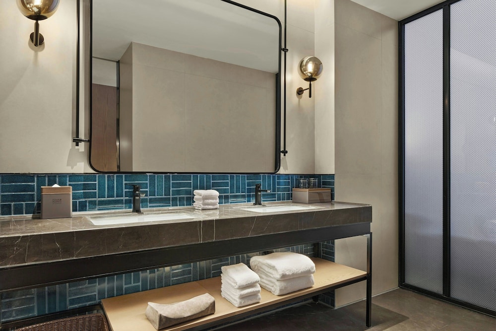 Premium Suite, 1 King Bed (View)