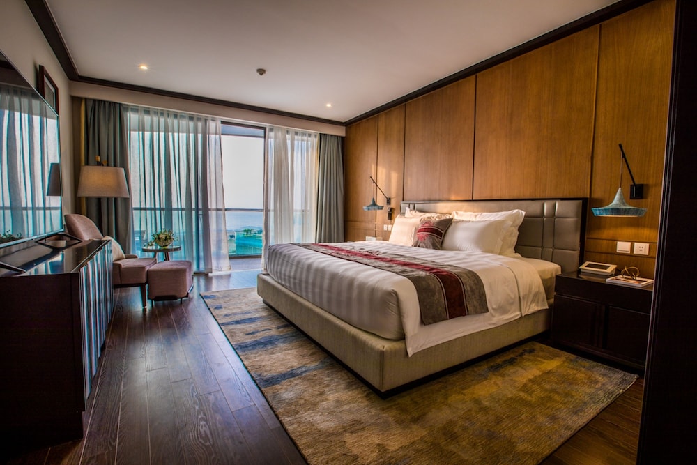 Deluxe Ocean View King Bed - VinWonders Park Access