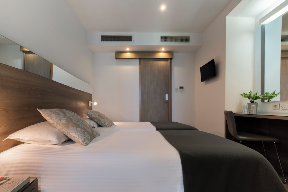 Standard Double or Twin Room - Photo 12