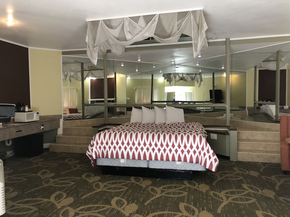 Honeymoon Suite, 1 King Bed, Smoking, Jetted Tub photo 2