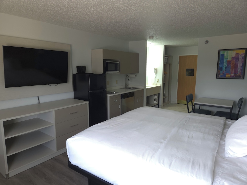Room, 1 King Bed, Non Smoking - Photo 2