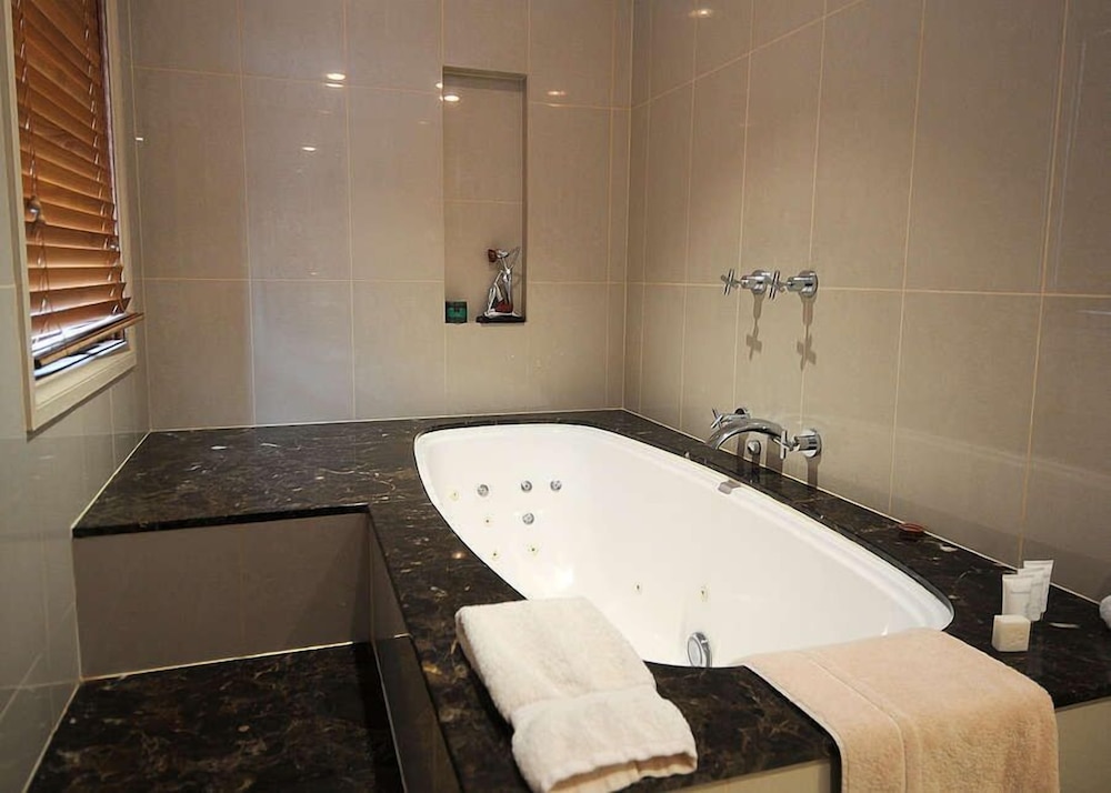 House, 5 Bedrooms photo 2