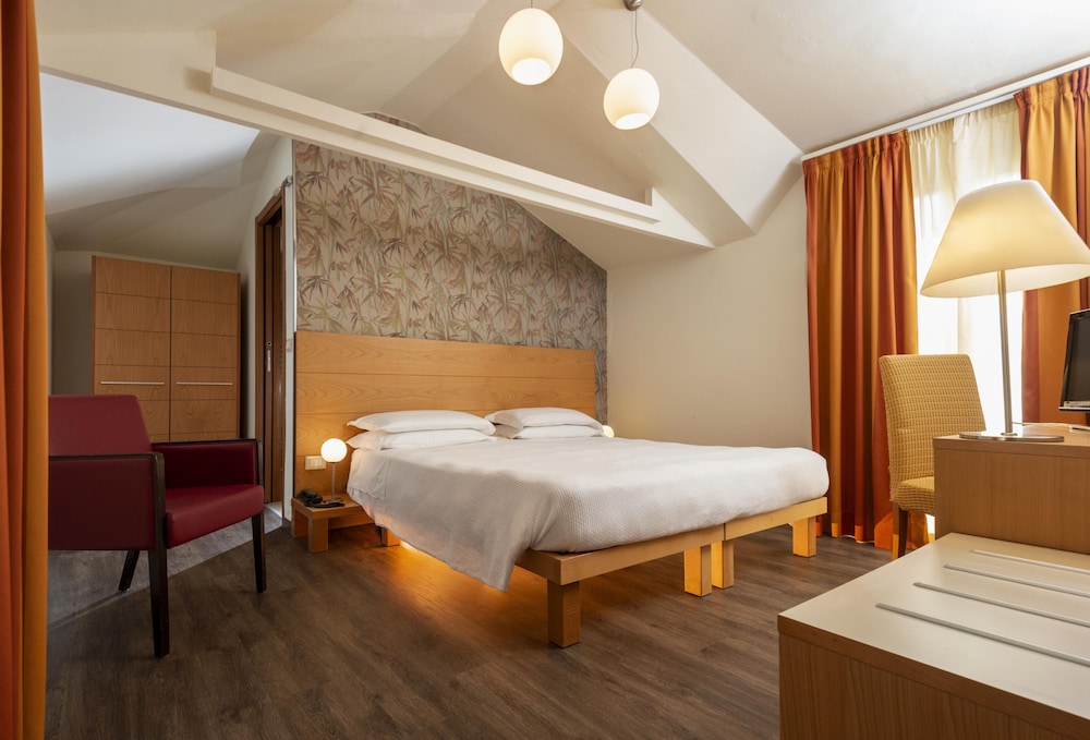 Deluxe Double or Twin Room - Photo 1