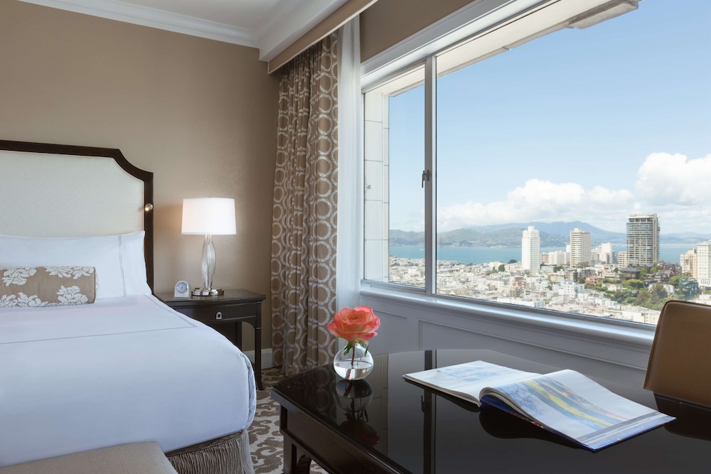 Signature Suite, 1 King Bed with Sofa bed, Mobility Accessible, Bay View