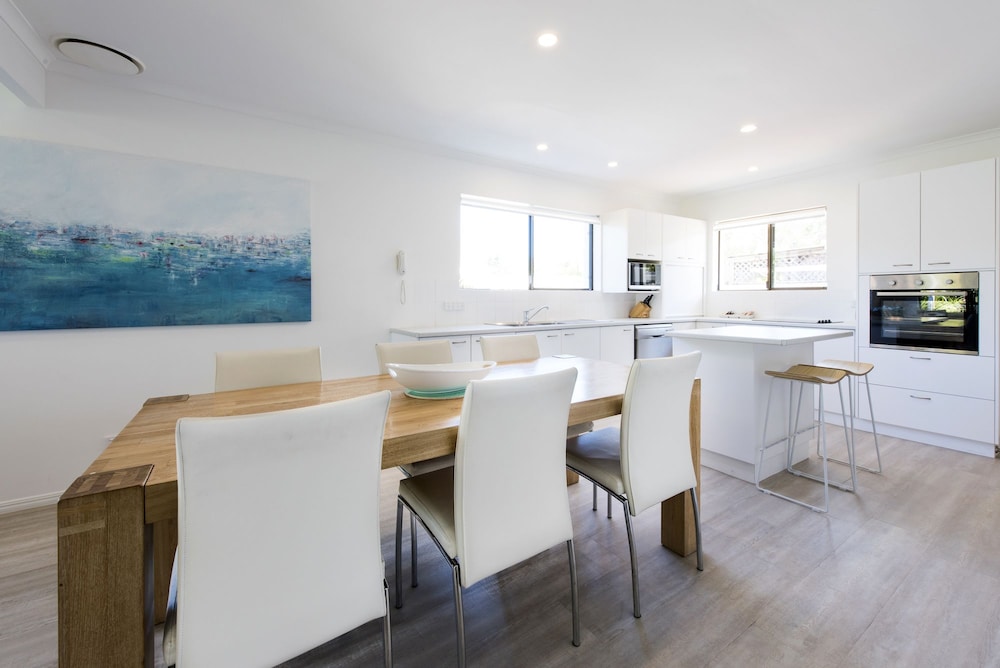 4 Bedrooms Riverside Townhouse photo 1